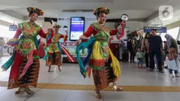 Dalam rangka memeriahkan Hari Ulang Tahun (HUT) Jakarta yang ke-497, LRT Jabodebek menghadirkan kesenian betawi tersebut. (Liputan6.com/Angga Yuniar)