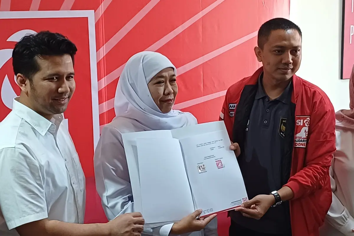 Khofifah Indar Parawansa dan Emil Elistiano Dardak menerima surat rekomendasi dukungan Pilkada Jawa Timur (Jatim) dari Partai Solidaritas Indonesia (PSI).