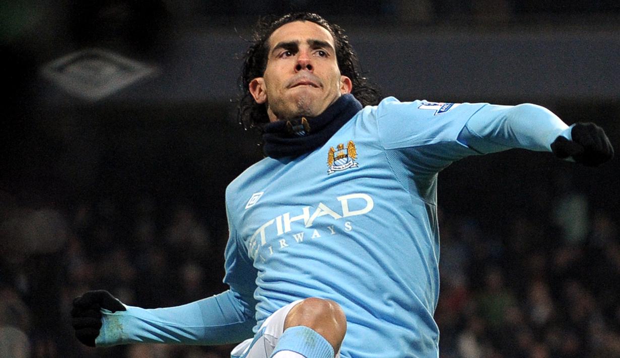 Carlos Tevez (Syal) - Mantan pemain Manchester United dan Manchester City ini sering menggunakan syal di leher saat bertanding. Syal tersebut berfungsi untuk melindungi tubuh dari suhu dingin. (Foto/AFP/Andrew Yates)