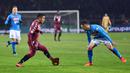 Striker Torino, Iago Falque, berusaha melewati bek Napoli, Mario Rui, pada laga Serie A di Stadion Olimpico Grande Torino, Sabtu (16/12/2017). Napoli menang 3-1 atas Torino. (AP/Alessandro Di Marco)