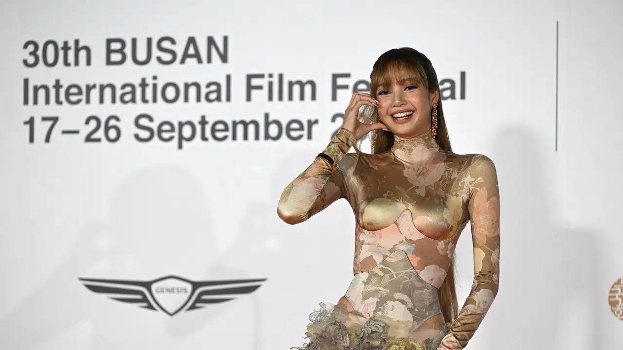 Lisa BLACKPINK Eksis di Karpet Merah BIFF 2025