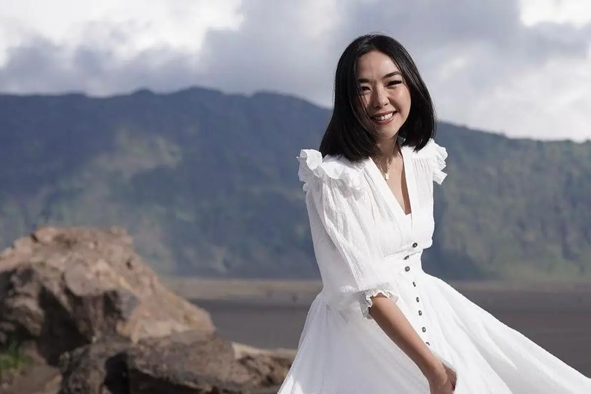 6 Gaya Gisella Anastasia Jadi Model Video Klip di Bromo, Menawan Kenakan Dress Putih dan Sepatu Hak Tinggi