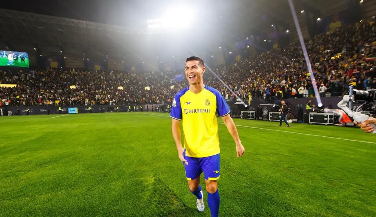 Saat sesi perkenalan, Ronaldo juga mengitari stadion untuk menyapa para fans. Raut wajah bahagia terlihat jelas dari Ronaldo. Pemain berusia 37 tahun tersebut seperti tidak sabar untuk memulai kariernya di sepak bola Asia. (Liputan6.com/IG/cristiano)