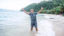 Saat Irfan Jaya berlibur di pantai, ia terlihat sangat ceria. Ekspresi kebahagiaannya begitu terlihat saat air pantai mengenai kakinya. Liburannya di pantai ini membuat beban di pundak selama satu musim kompetisi bisa luruh seketika. (Liputan6.com/IG/@irfanjayaij41)