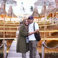 Sempat gagal di pernikahan pertama, Sulis kini tengah bahagia bersama keluarga barunya. Sekedar informasi, Sulis resmi cerai dengan Alfin Febriyan Karim pada 11 November 2021 lalu. Tidak lama kemudian, ia menikah lagi dengan Muhammad Nur pada tahun 2022. [Instagram/suliszehra]