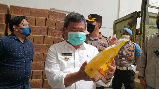 Bupati Garut Rudy Gunawan didampingi Kapolres Garut AKBP Wirdhanto Haidcaksono, dalam pengecekan stok minyak goreng di salah satu gudang di jalan Sudirman, Garut.