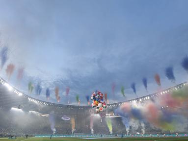 Kembang api warna warni memeriahkan upacara pembukaan sebelum pertandingan sepak bola Grup A EURO 2020 antara Turki melawan Italia di Stadion Olimpico, Roma. (Foto: AFP/Pool/Alberto Lingria)