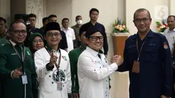 Kedatangan Ketua Umum Partai Kebangkitan Bangsa (PKB), Muhaimin Iskandar (ketiga kiri) disambut langsung Ketua Komisi Pemilihan Umum (KPU) Republik Indonesia, Hasyim Asy'ari. (Liputan6.com/Helmi Fithriansyah)