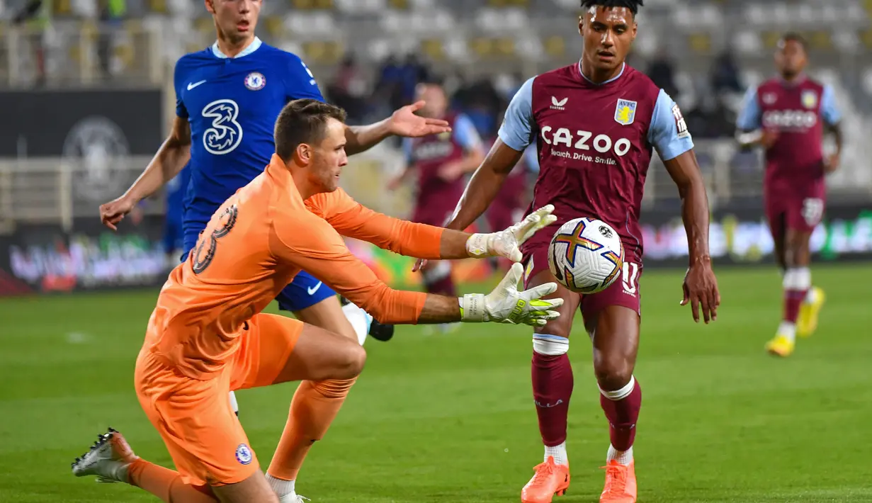 Kiper Chelsea, Marcus Bettinelli berusaha menangkap bola saat bertanding melawan Aston Villa selama pertandingan uji coba di Stadion al-Nahyan di Abu Dhabi (11/12/2022). Aston Villa menang tipis atas Chelsea dengan skor 1-0. (AFP/Ryan Lim)