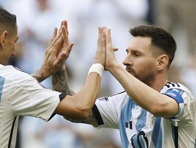 Kepindahan Lionel Messi ke Inter Miami untuk bermain di Liga Sepak Bola Amerika Serikat (MLS) setelah kontraknya berakhir dengan PSG tentu menjadi sebuah kejutan. Tak ada yang menyangka La Pulga memilih klub milik David Beckham tersebut dibandingkan pulang ke Barcelona. Apalagi, dengan kemampuannya seperti sekarang ini, masih banyak klub-klub di liga top Eropa, ditambah klub-klub kaya Arab Saudi yang berniat mendatangkannya. Setelah Lionel Messi, dikabarkan beberapa pemain bintang juga segera menyusulnya ke MLS menurut dua jurnalis Argentina ternama, Gaston Edul dan Cesar Luis Merlo. Ini dia daftar kelimanya. (AFP/Khaled Desouki)