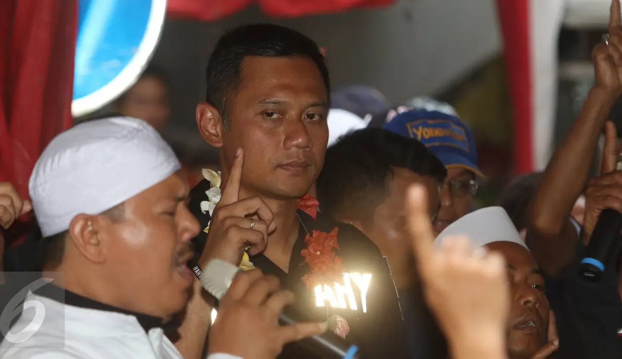 Calon gubernur DKI Agus Harimurti Yudhoyono berkampanye di Rusun Jatinegara Barat, Jatinegara, Jakarta, Minggu (8/1). Sambutan untuk Agus juga dimeriahkan dengan marawis. (Liputan6.com/Immanuel Antonius)