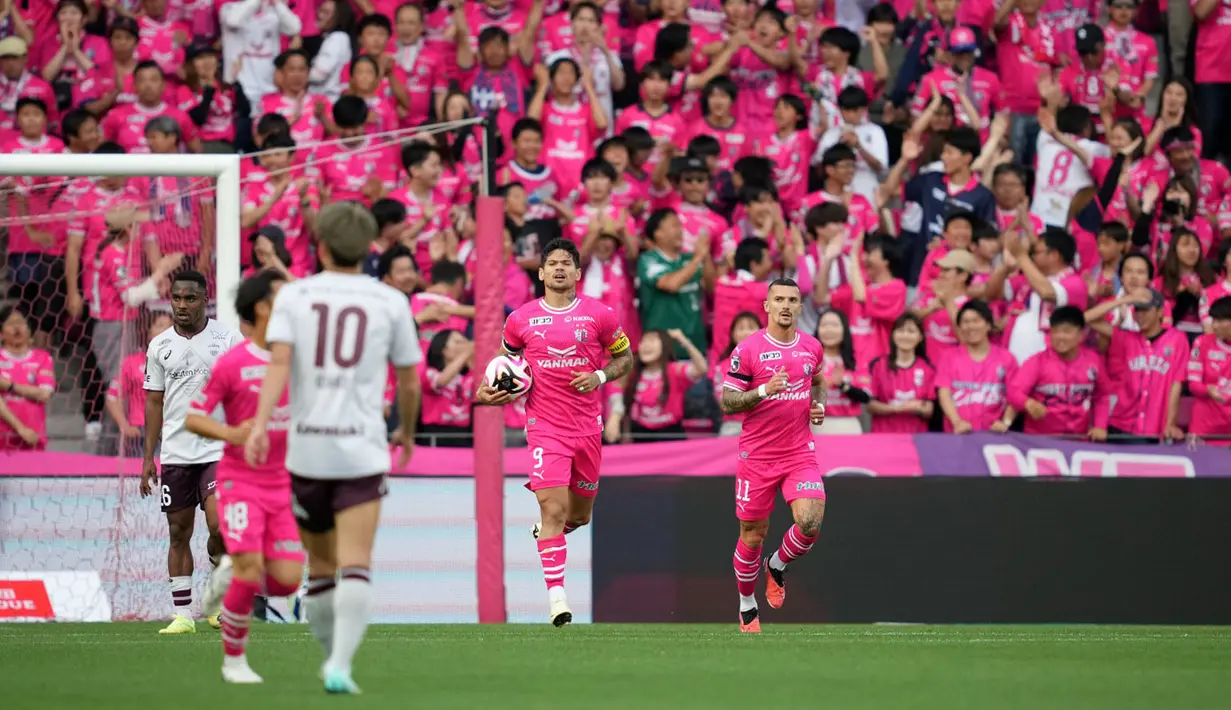 Laga pekan ke-18 J1 League 2024 akan menyajikan pertandingan antara Cerezo Osaka melawan Urawa Red Diamonds pada Sabtu (15/6/2024) pukul 17.00 WIB. Duel tersebut nantinya berlangsung di Yodoko Sakura Stadium, Osaka, Jepang. Pertandingan itu juga akan menjadi ajang adu tajam dua penyerang mereka. (Dok. J1 League)