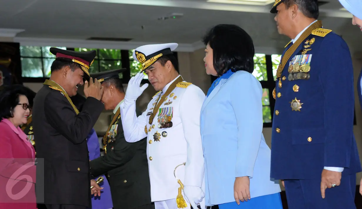 Kapolri Jenderal Pol Badrodin Haiti (kedua kiri) memberikan ucapan selamat kepada KSAL Laksamana TNI Ade Supandi usai penganugerahan Bintang Bhayangkara Utama di Mabes Polri Jakarta, Senin (16/5/2016). (Liputan6.com/Helmi Fithriansyah)
