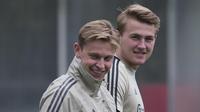 Pemain Ajax Amsterdam, Frenkie de Jong dan Matthijs de Ligt, saat sesi latihan jelang laga semifinal Liga Champions di Stadion Johan Cruyff, Rabu (8/5). Ajax Amsterdam akan berhadapan dengan Tottenham Hotspur. (AP/STR)