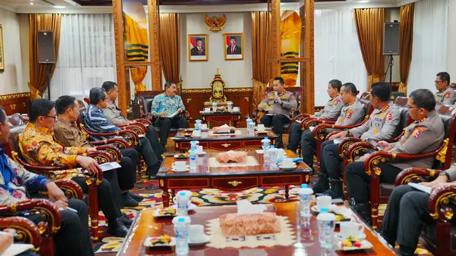 Kapolri Jenderal Listyo Sigit Prabowo menerima audiensi dari Menteri Imigrasi dan Pemasyarakatan (Imipas) Agus Andrianto, beserta jajarannya, Jumat (14/2/2025).