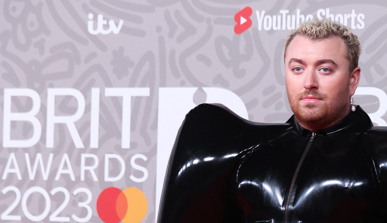 Penyanyi Inggris Sam Smith berpose pada karpet merah Brit Awards 2023 di London, Sabtu (11/2/2023). Sementara itu, Sam Smith turut masuk dua nominasi dalam acara Brit Awards 2023.  (Photo by ISABEL INFANTES / AFP)