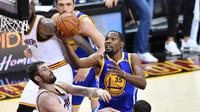 Pemain Warriors, Kevin Durant (35) berusaha memasukan bola dari kawalan pemain Warriors, Kevin Love (0) di gim keempat Final NBA 2017 di Quicken Loans Arena, Ohio (9/6). Cavaliers menghajar Golden State Warriors 137-116. (Jason Miller/Getty Images/AFP)