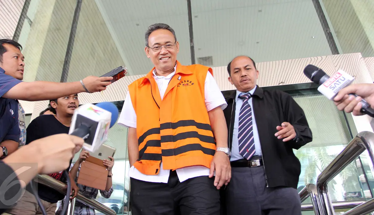 Tersangka kasus suap mantan Ketua MK Akil Mochtar terkait pilkada Lebak, Kasmin berjalan keluar Gedung KPK, Jakarta, Jumat (4/9). Berkas penyidikan Kasmin sudah rampung dan segera disidangkan dalam waktu dekat. (Liputan6.com/Helmi Afandi)