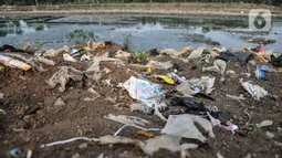 Sampah bercampur eceng gondok di Situ Pengarengan, Depok, Jawa Barat, Minggu (10/10/2021). Menurut warga setempat proyek normalisasi di Situ Pengarengan tidak beroperasi sejak hampir satu bulan. (merdeka.com/Iqbal S Nugroho)