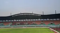 Suasana Stadion Pakansari, Bogor, yang cukup lengang dalam pertandingan uji coba antara Timnas Indonesia U-22 dan Iran U-23, Sabtu (16/11/2019). (Bola.com/Muhammad Adiyaksa)