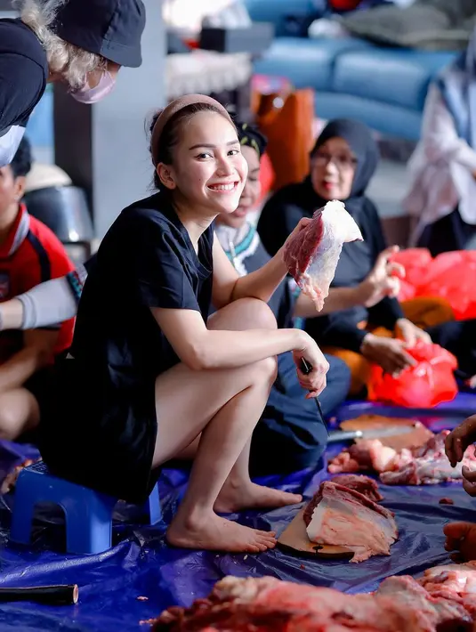 Penampilan penyanyi asal Depok tersebut menarik perhatian netizen. Banyak yang salah fokus dengan celana pendek yang dikenakannya. [Instagram/ayutingting92]