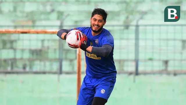 Foto Liga 1: Jelang Kompetisi Liga 1, Dua Pemain Asing Baru Arema FC Dihajar Dalam Latihan