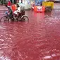 Air banjir di Bangladesh berwarna merah setelah bercampur dengan darah hewan kurban (Facebook/Dhaka Tribune)