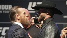 Conor McGregor (kiri) bertatap muka dengan Donald "Cowboy" Cerrone saat konferensi pers untuk pertarungan seni bela diri campuran UFC 246 di Las Vegas (15/1/2020). Keduanya dijadwalkan bertarung dalam pertarungan kelas welter pada Minggu (19/1) siang WIB. (AP Photo/John Locher)