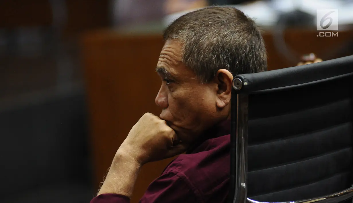 Gubernur non-aktif Aceh Irwandi Yusuf  saat menjalani sidang lanjutan di Pengadilan Tipikor, Jakarta, Senin (18/3). Irwandi Yusuf merupakan tersangka dugaan suap dan gratifikasiterkait Dana Otonomi Khusus Aceh 2018. (Liputan6.com/Herman Zakharia)