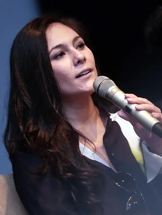 "Jadi paling saya di lokasi syuting hati-hati, nggak becanda yang sembarangan karena kita nggak bisa melihat dunia mereka. Paling saya permisi aja, sopan aja gitu," paparnya. (Deki Prayoga/Bintang.com)