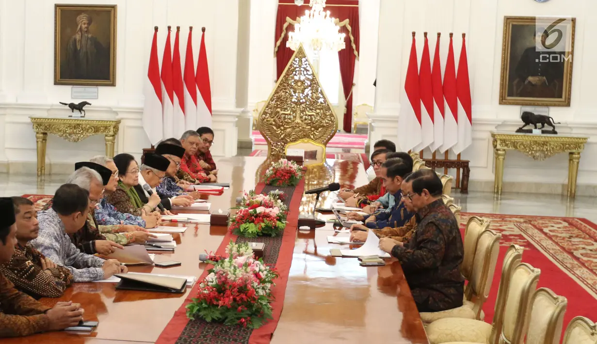 Suasana pertemuan antara Presiden Jokowi dengan anggota Badan Pembinaan Ideologi Pancasila (BPIP) di Jakarta, Kamis (22/3). BPIP adalah badan yang sebelumnya bernama Unit Kerja Presiden Bidang Pemantapan Ideologi Pancasila. (Liputan6.com/Angga Yuniar)
