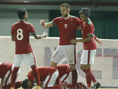 Para pemain Indonesia merayakan gol yang dicetak oleh Illija Spasojevic ke gawang Guyana pada laga persahabatan di Stadion Patriot, Bekasi, Sabtu (25/11/2017). Indonesia menang 2-1 atas Guyana. (Bola.com/M Iqbal Ichsan)