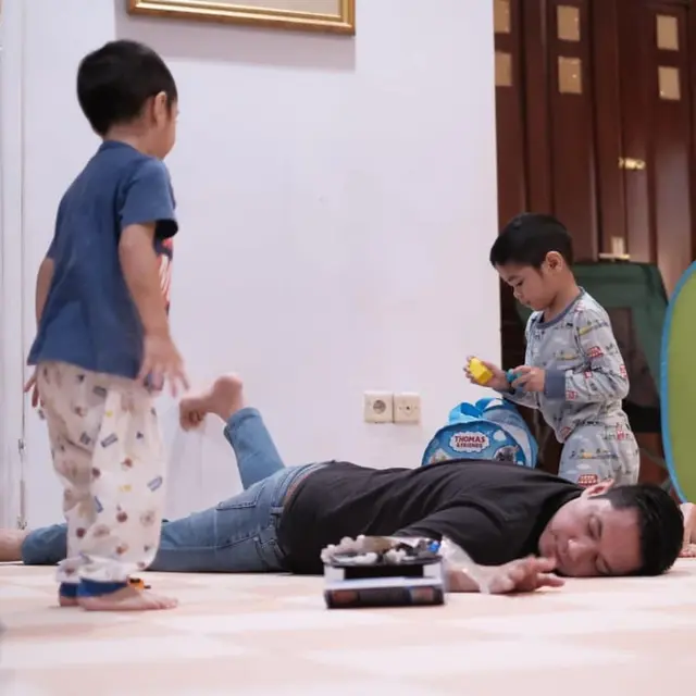 6 Potret Kebersamaan Dude Harlino dan Buah Hatinya, Penuh Kehangatan
