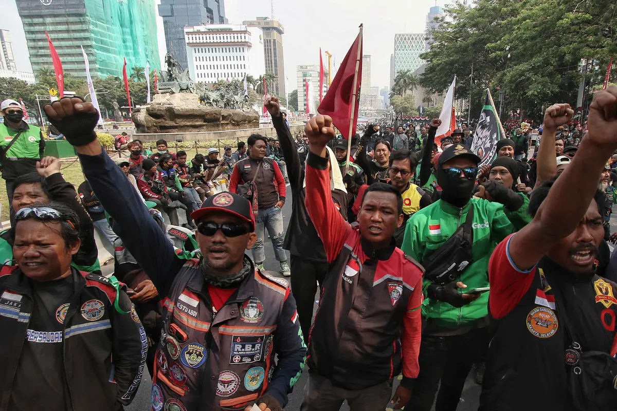 Pengemudi Ojol Demo di Patung Kuda Tuntut Payung Hukum
