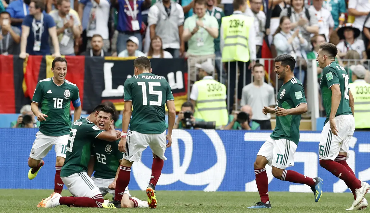 Para pemain Meksiko merayakan gol yang dicetak Hirving Lozano ke gawang Jerman pada laga Grup F Piala Dunia di Stadion Luzhniki, Moskow, Minggu (17/6/2018). Meksiko menang 1-0 atas Jerman. (AP/Antonio Calanni)