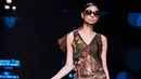 Model berjalan di atas catwalk membawakan busana Autumn Winter 2018 karya desainer asal India, Nina Dhaka selama Amazon India Fashion Week di New Delhi (15/3). (AFP Photo/Chandan Khanna)