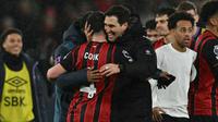 Manajer AFC Bournemouth, Andoni Iraola, memeluk Lewis Cook seusai timnya berhasil mengalahkan Liverpool pada pertandingan Liga Inggris di Vitality Stadium, Minggu (25/1/2025) dini hari WIB. (Glyn KIRK / AFP)