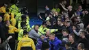 Fans Manchester City bersitegang dengan fans Manchester United pada lanjutan Liga Inggris pekan ke-31 di Stadion Etihad, Manchester, Minggu (20/3/2016). (Reuters/Phil Noble)