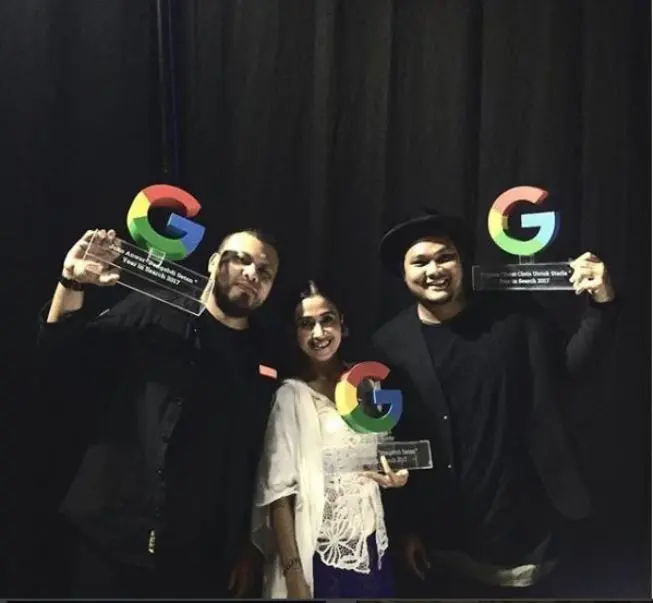 Virgoun bersama Joko Anwar dan Ayu Laksmi saat menerima penghargaan dari Google. (Instagram - @virgoun_)