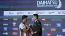 Pebulu tangkis tunggal putra Indonesia, Alwi Farhan bersalaman dengan pelatih Indra Wijaya di atas podium setelah menjuarai Indonesia Masters 2026 di Istora, Senayan, Jakarta, Minggu (25/01/2026). (Bola.com/Bagaskara Lazuardi)