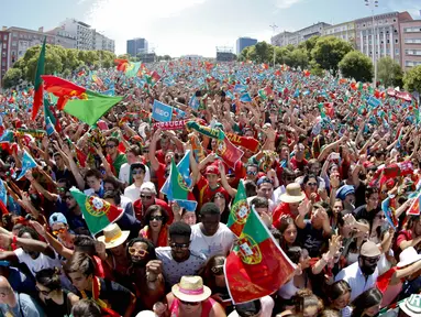 Ribuan fans Portugal meamdati jalanan merayakan kemenangan merebut trofi juara piala Eropa 2016 di jalan Alameda D. Afonso Henriques, Lisbon, Portugal, (11/7/2016).  (EPA/Antonio Cotrim)
