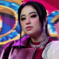 Depe dulu kerap jadi sorotan publik lantaran kontroversinya. Bahkan ketika ia bermain dalam film Tali Pocong Perawan, penampilannya ketika itu diniali kontroversi. [Foto: instagram.com/dewiperssik9]