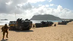 Pasukan pendarat "Combat Landing Team (CLT)-4 dari Australian Army, USMC, dan Meksiko ketika melakukan pendaratan amphibi di Pantai Pyramid Rock, Marine Corps Base Hawaii, Kaneohe Bay, (29/7/2014), (ANTARA FOTO/M Risyal Hidayat)