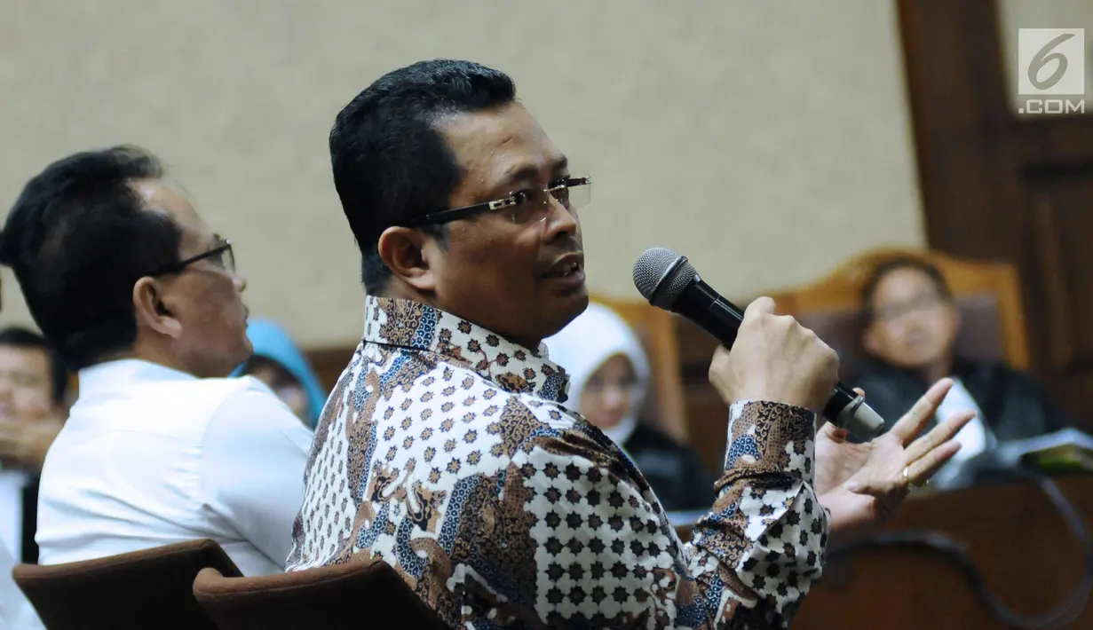 Wakil Ketua MPR dari Partai Golkar, Mahyudin saat menjadi saksi pada sidang lanjutan dugaan korupsi proyek e-KTP dengan terdakwa Setya Novanto di Pengadilan Tipikor, Jakarta, Kamis (15/3). Mahyudin saksi yang meringankan. (Liputan6.com/Helmi Fithriansyah)
