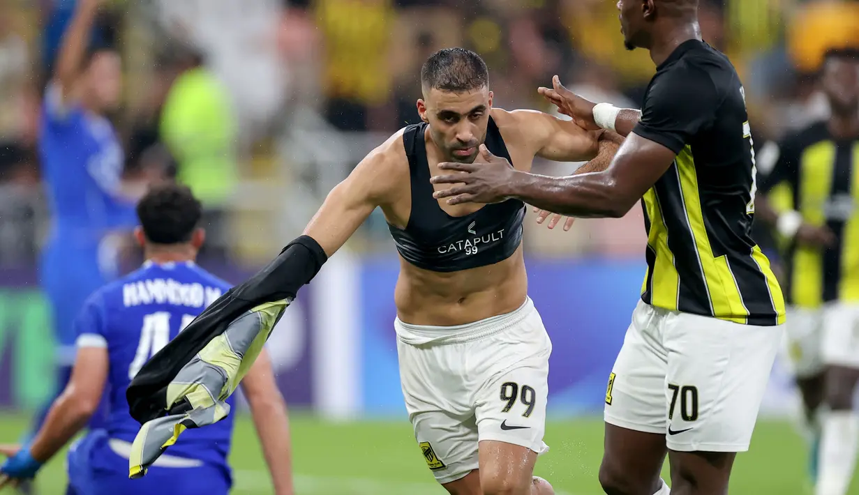 Pemain Al Ittihad, Abderazak Hamdallah melakukan selebrasi setelah mencetak gol ke gawang Al Quwa Al Jawiya pada laga Grup C Liga Champions Asia 2023 di King Abdullah Sports City, Selasa (24/10/2023) dini hari WIB. Abderazak Hamdallah sukses mencetak gol setelah memanfaatkan umpan silang dari N'Golo Kante. (AFP)