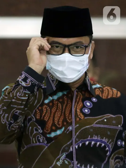 Ketua Komisi VIII DPR RI, Yandri Susanto usai menjalani pemeriksaan di Gedung KPK, Jakarta, Selasa (30/3/2021). Yandri Susanto diperiksa sebagai saksi untuk tersangka Matheus Joko Santoso terkait dugaan suap pengadaan bansos untuk wilayah Jabodetabek Tahun 2020. (Liputan6.com/Helmi Fithriansyah)