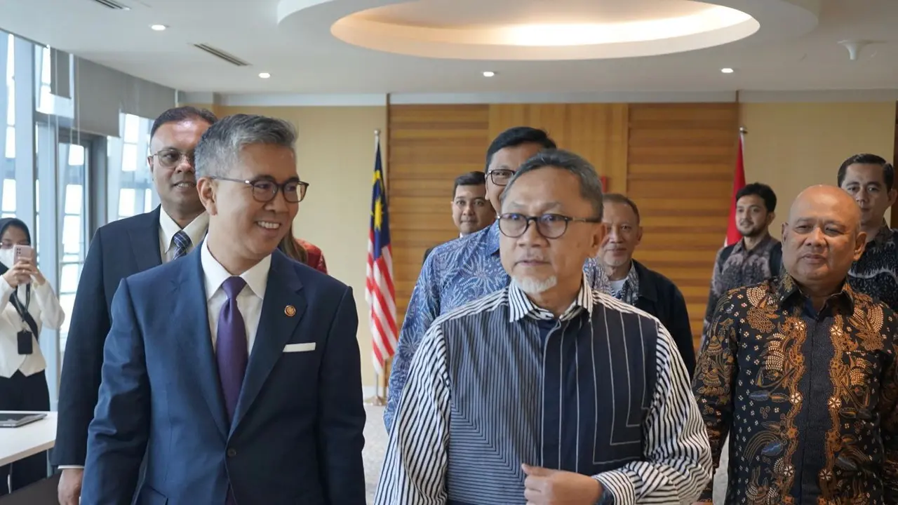 Menteri Perdagangan Republik Indonesia (Mendag RI) Zulkifli Hasan bertemu dengan Menteri Investasi, Perdagangan, dan Industri Malaysia, Tengku Datuk Seri Utama Zafrul Bin Tengku Abdul Aziz di Kuala Lumpur, Malaysia, Rabu (7/6/2023).