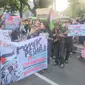 Anak Punk ikut aksi damai untuk Palestina di kawasan Patung Kuda, Jakarta Pusat, Minggu (9/6/2024). (Merdeka.com/Bachtiarudin Alam)