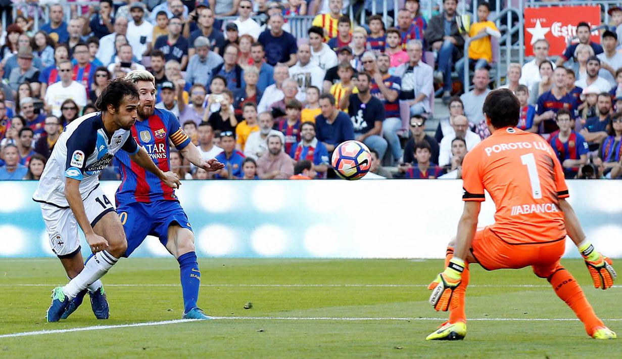 Proses terjadinya gol penyerang Barcelona, Lionel Messi, ke gawang Deportivo pada laga La Liga di Stadion Nou Camp, Barcelona, Sabtu (15/10/2016). Barcelona menang 4-0 atas Deportivo. (Reuters/Albert Gea)