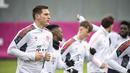 Bek Bayern Munchen, Niklas Suele bersama rekan setimnya melakukan pemanasan selama sesi latihan di Munich, Jerman, Selasa (5/4/2022). Bayern Munchen akan bertanding melawan Villarreal pada leg pertama perempat final Liga Champions di Estadio de la Ceramica, Spanyol. (Matthias Balk/dpa via AP)